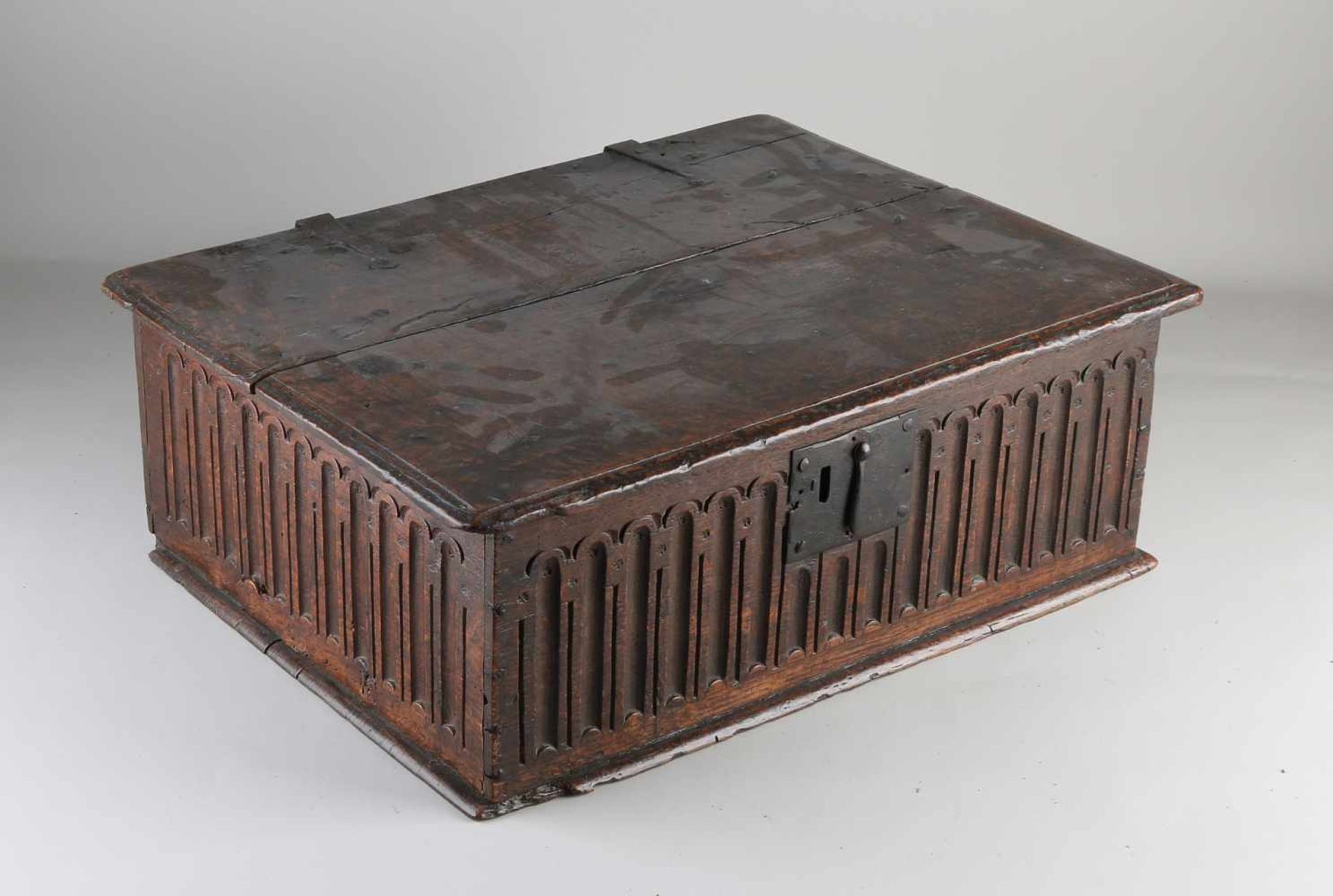 Seltene gotische Bibelbox aus Eichenholz mit originalem Schloss + Beschlägen. Ca. 1650. Abmessunge