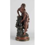 Antike französische Bronzefigur. Dame füllt Krug. Unterzeichnet. Louis Gossin, 1846-1928. A la