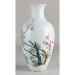 Chinesische Porzellan Family Rose Vase mit Blüten- / Textdekoration. Mit unterer Markierung.