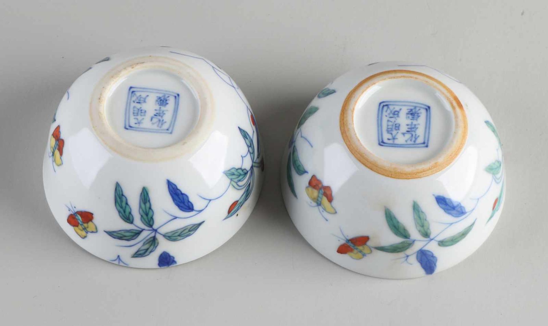 Zwei chinesische Porzellantassen mit Blumen- / Schmetterlingsdekoration. Mit unterer Markierung. - Bild 4 aus 4