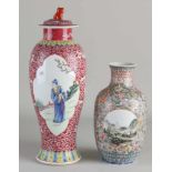 Zwei chinesische Porzellan Family Rose Vasen. Einmal fein dekoriert mit vielen Blumen /
