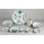 9x chinesisches Porzellan. 19. Jahrhundert. Bestehend aus: Drei Schalen, Stapelbox, zwei Schalen,