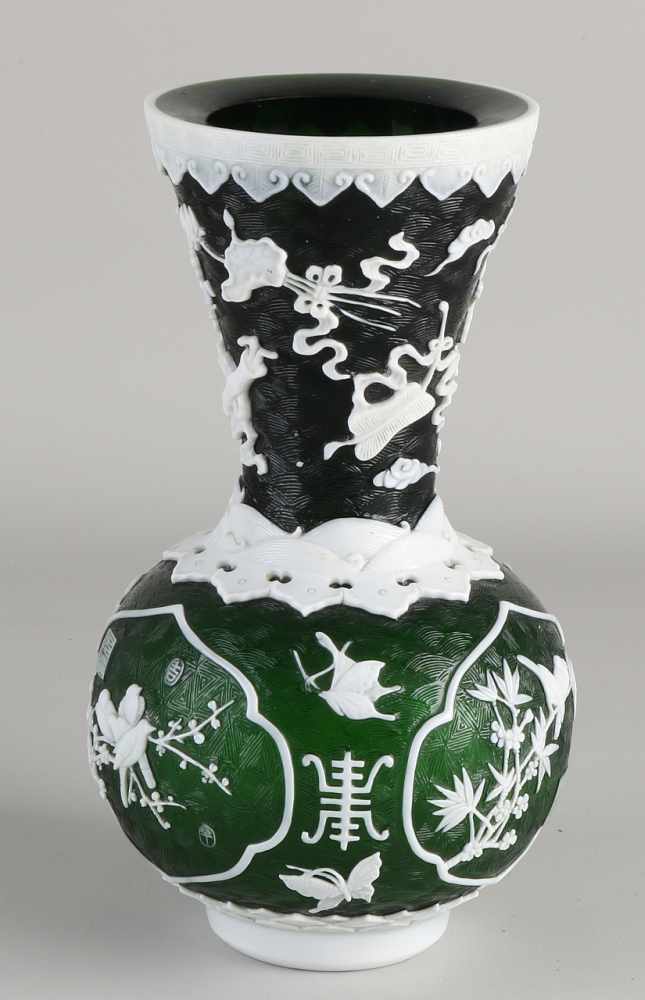 Signierte chinesische Peking-Glasvase mit Wertsachen, Insekten, Vögeln und Charakterdekoration.