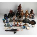 Lot asiatische Kunst. 19. - 20. Jahrhundert. Unter anderem: Cloisonne, Lackwaren, Holzfiguren,