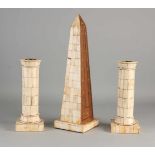 Drei Beine geklebter Gegenstände. Ein Obelisk, zwei Leuchter. Größe: 22 - 36 cm. In guter