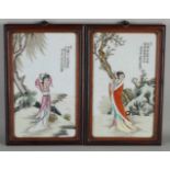 Zwei chinesische Porzellan Family Rose Plaketten mit Geisha / Textdekoration. In Holzrahmen.
