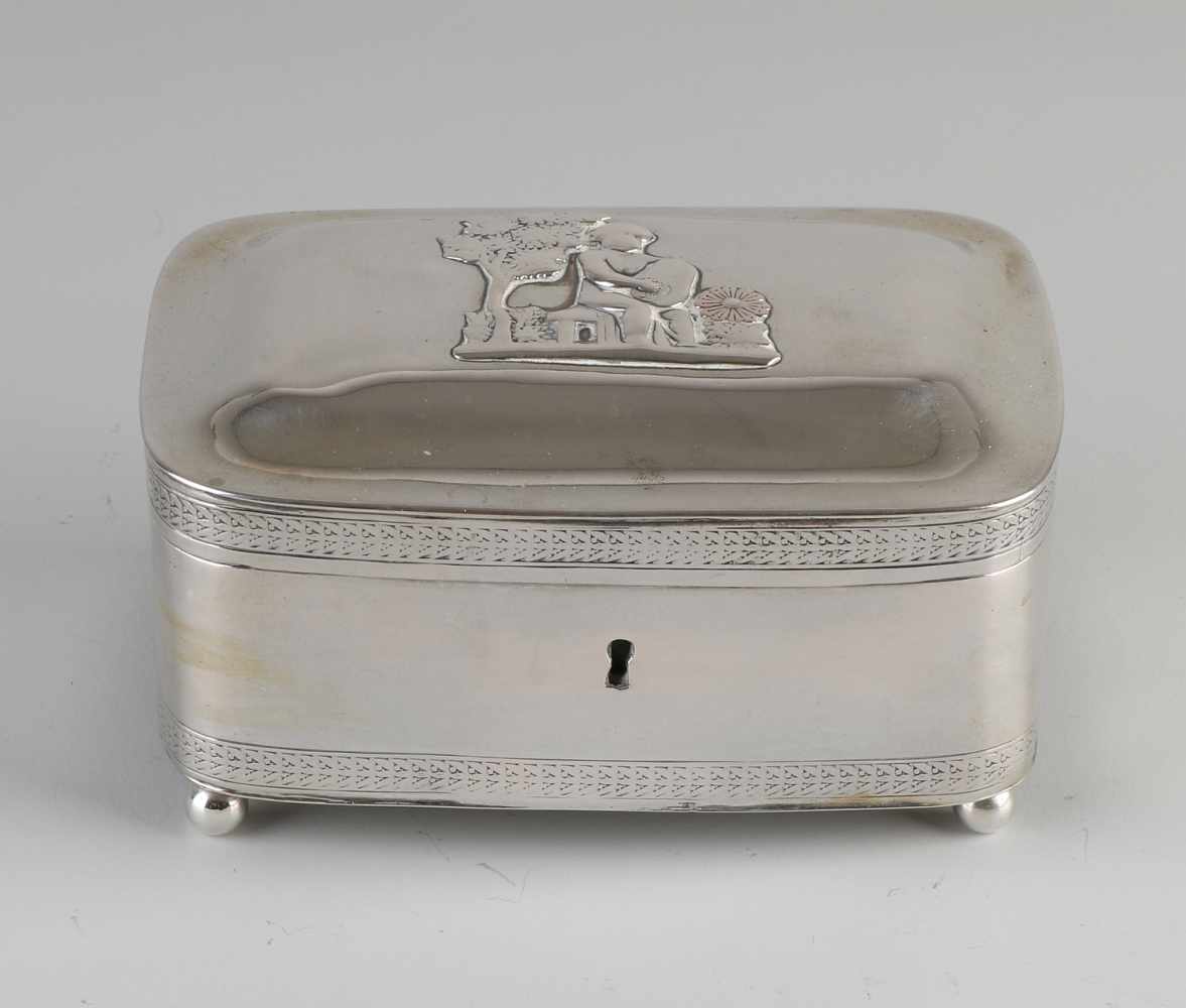 Silberne Teekiste, rechteckiges Modell mit abgerundeten Ecken und 2 Kanten, auf 4 Kugelbeinen - Image 2 of 2