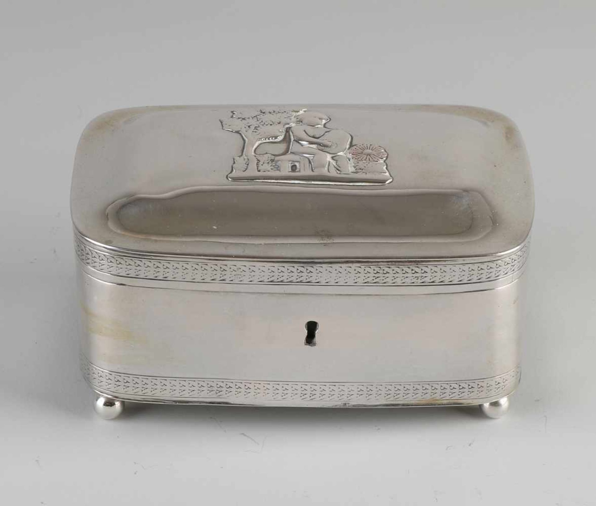 Silberne Teekiste, rechteckiges Modell mit abgerundeten Ecken und 2 Kanten, auf 4 Kugelbeinen - Bild 2 aus 2