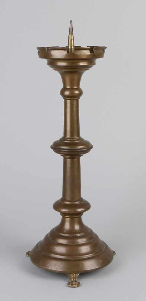 Neugotischer Kerzenhalter aus dem 19. Jahrhundert mit Krallenbeinen. Größe: 43 cm. In guter