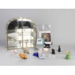 Sammlung von Kabinettkatzen in der Vitrine. Einschließlich: Bronze, Glas, Porzellan, Steingut,