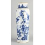 Große chinesische Porzellanrollenvase mit Figuren in Landschaftsdekoration. Abmessungen: H 42 cm.