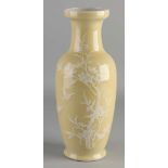 Chinesische Porzellanvase mit ockergelber Glasur, weiße Blumendekoration mit Vögeln. Mit unterer