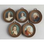Fünf sehr detaillierte Miniaturbilder aus dem 19. Jahrhundert. Damen + Herren Porträts. Hall und