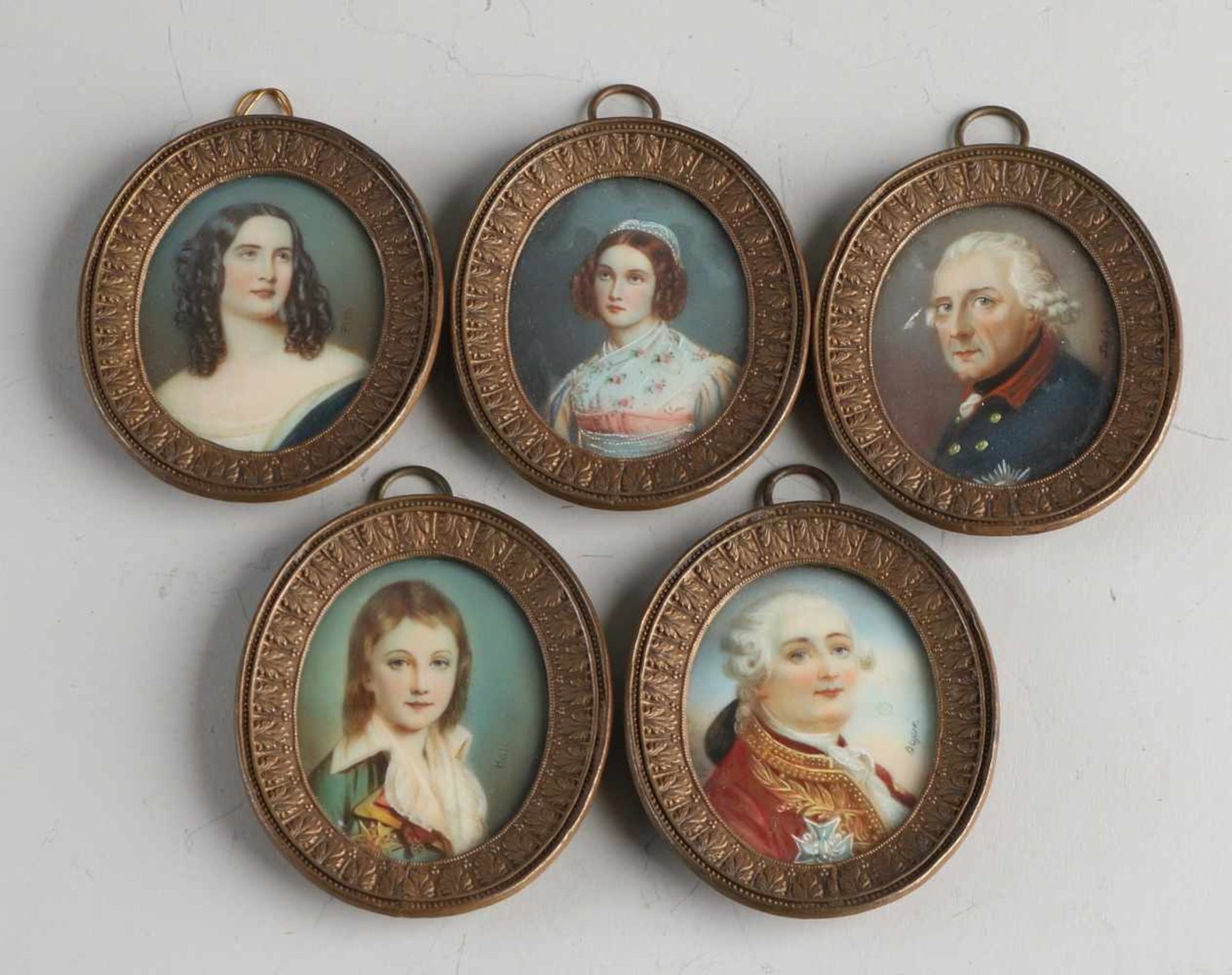 Fünf sehr detaillierte Miniaturbilder aus dem 19. Jahrhundert. Damen + Herren Porträts. Hall und
