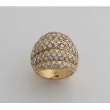 Großer Gelbgoldring, 750/000, mit vielen Diamanten. Breiter Ring mit 5 konvexen Pavé-Streifen,