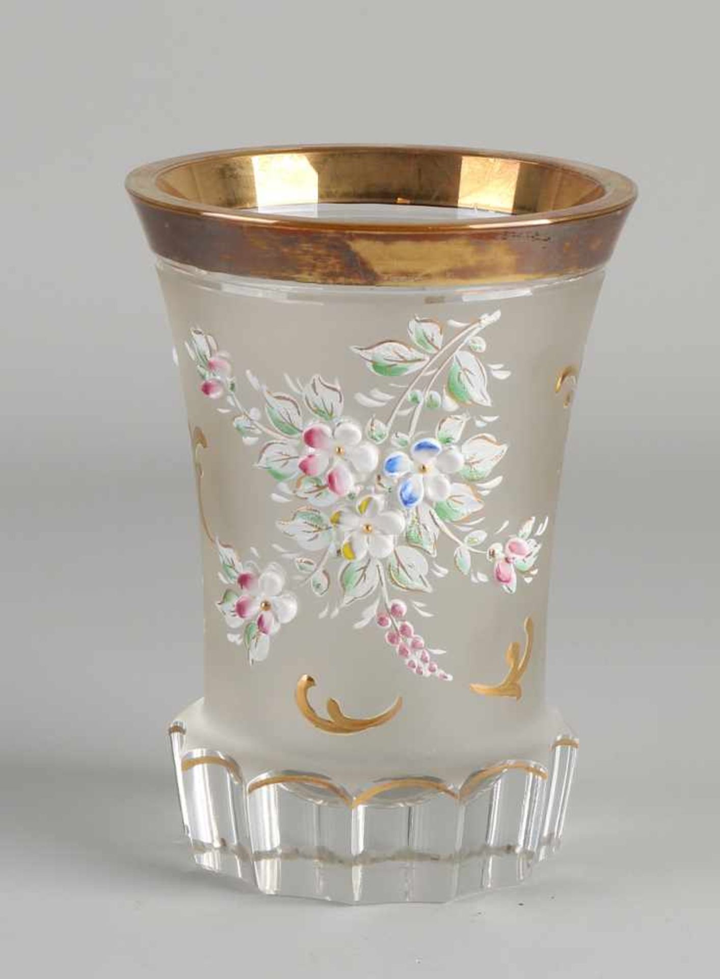 Böhmisches Kristallbecherglas mit Gold- / Blumen- und Emaille-Dekor. Um 1920. Abmessungen: H 13