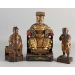 Drei holzgeschnitzte chinesische polychrome Tempelfiguren aus dem 18. - 19. Jahrhundert mit