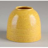 Chinesischer Porzellan-Wassertopf mit gelber Glasur, Drachendekor und sechsstelliger Bodenmarke.