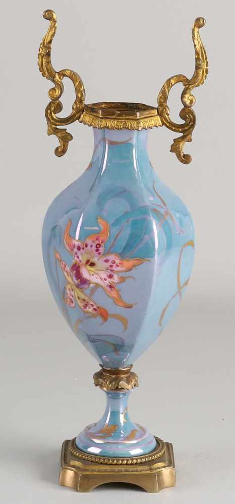 Antike französische Porzellan-Sevres-Vase mit vergoldeten Bronzedekorationen. Jugendstil. Um 1900 - Image 2 of 3