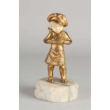Antike französische vergoldete Bronzefigur auf Marmorsockel. Mädchen mit Mütze und Beingesicht.