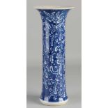 Chinesische Porzellanvase aus dem 19. Jahrhundert mit Blumendekor (Palmblatt?). Abmessungen: H 27