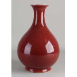 Chinesische Porzellanvase mit roter Glasur. Abmessungen: H 30,5 cm. In guter Kondition.