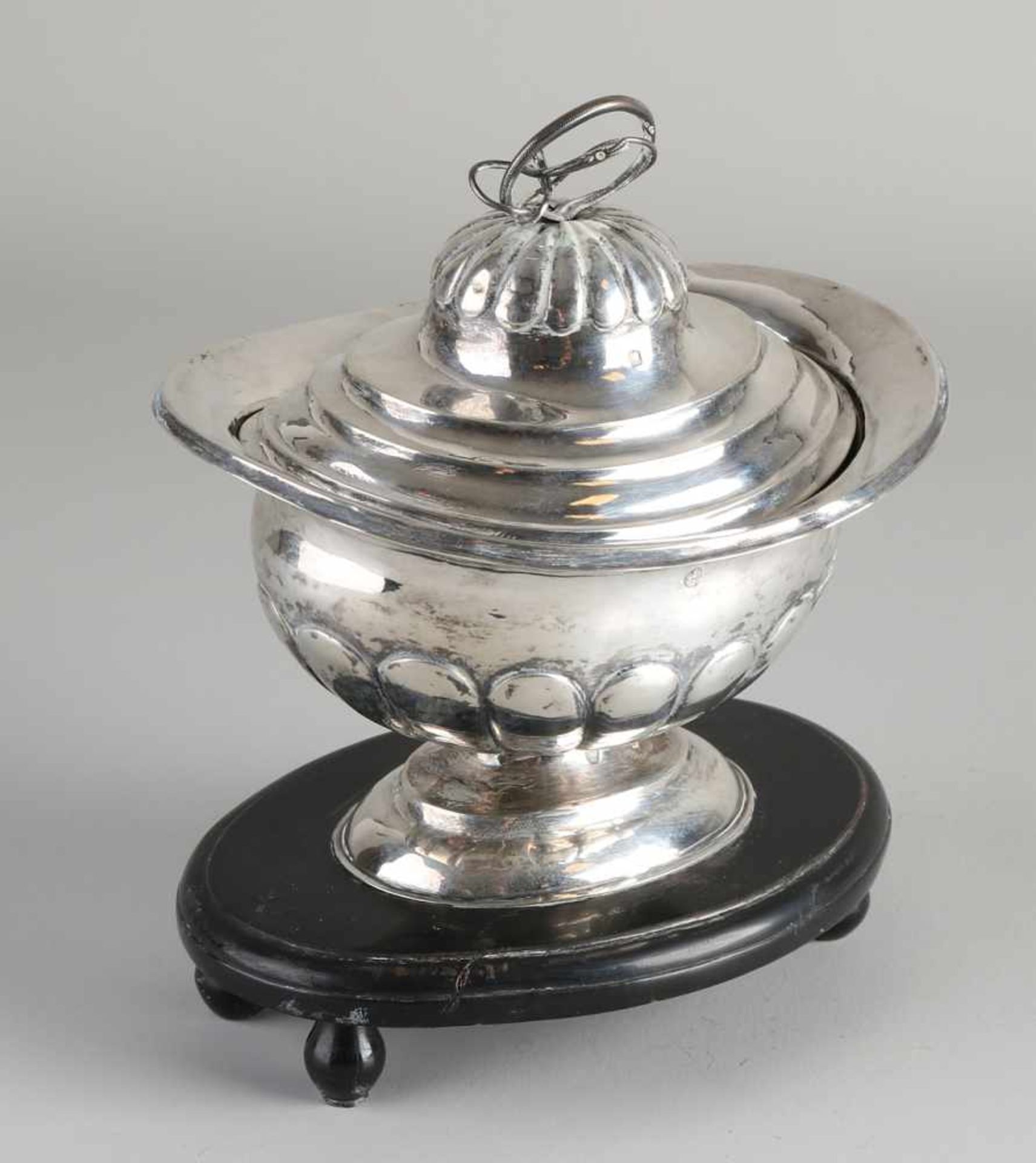 Silbernes Tabakglas, 833/000, ovales Modell mit Riffelung auf ovalem Boden mit Deckel mit - Bild 2 aus 2