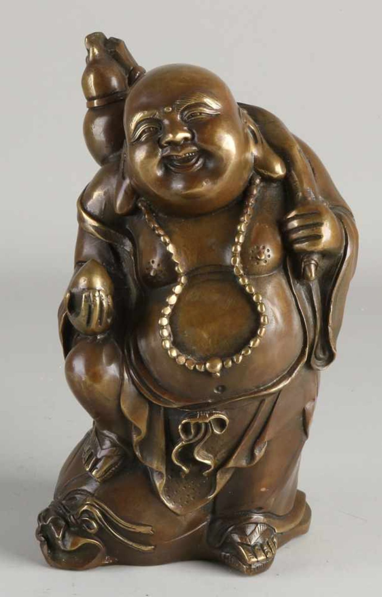 Chinesischer lachender Buddha aus Bronze. Zweite Hälfte des 20. Jahrhunderts. Abmessungen: H 20