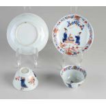 Zwei chinesische Porzellantassen und Untertassen aus dem 18. Jahrhundert mit Figuren- / Blumen- /