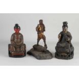 Drei antike chinesische Holz geschnitzte polychrome Figuren. Bestehend aus: Polychromer