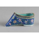 Schuhförmige Schale aus chinesischem Porzellan mit blauer Glasur, Blumendekor und goldenem Rand.