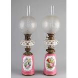 Zwei handbemalte französische Lampensockel aus Porzellan aus dem 19. Jahrhundert mit Blumendekor un