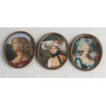 Drei Miniaturbilder. Frauenporträts. 20. Jahrhundert. Mit Messingrahmen. Ölfarbe auf Holz.