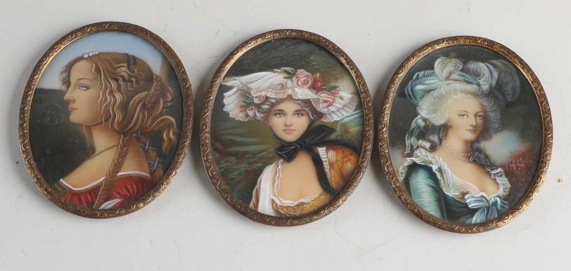Drei Miniaturbilder. Frauenporträts. 20. Jahrhundert. Mit Messingrahmen. Ölfarbe auf Holz.