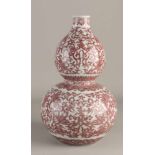 Große chinesische Porzellan-Vase mit Blumenschmuck aus Milch und Blut. Mit unterer Markierung.
