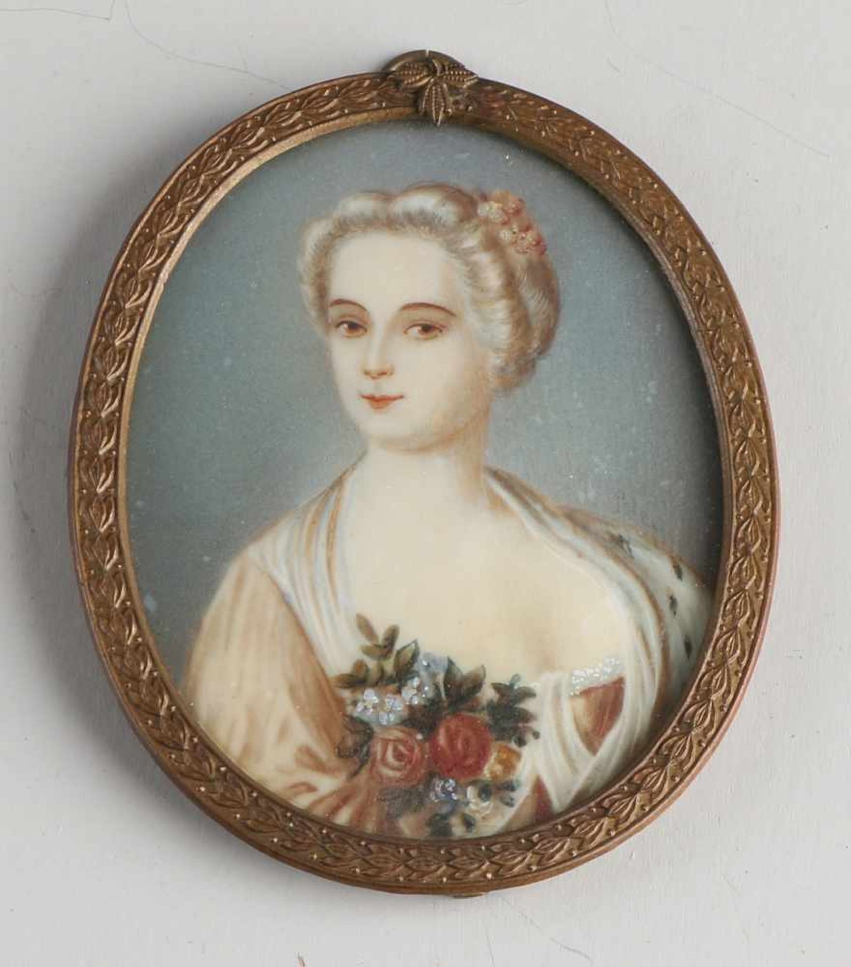 Miniaturmalerei des 19. Jahrhunderts. Dame mit Rosen. Ölfarbe auf Holz. Abmessungen: H 8 x B 6 c