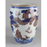 Große chinesische Porzellanvase mit Drachen- und Karpfendekoration. Abmessungen: H 18 x Ø 19 cm.