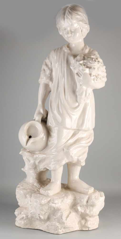 Große antike Keramikfigur mit weißer Knisternglasur. Mädchen mit Krug. Backfehler in der Basis.