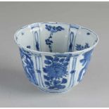 Chinesische Kraak-Porzellanschale aus dem 17. - 18. Jahrhundert mit Blumen- / Vogel auf