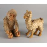 Zwei alte deutsche Steiff Mohair Spielzeugtiere. Affe + Lama. Um 1950 - 1960. Abmessungen: 26 - 37