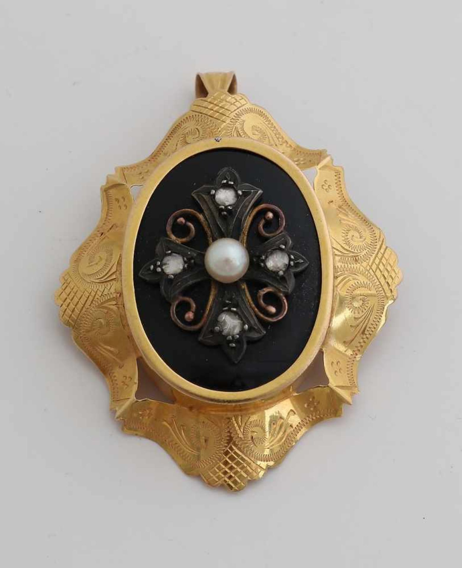 Großer Gelbgoldanhänger / Brosche, 585/000, mit Onyx und Diamant. Oval konturierte Brosche mit
