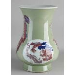 Schöne große chinesische Porzellan Seladon Vase mit Drachen / Foo Hund Dekoration. Untere Markier