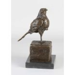 Signierter Bronzevogel auf schwarzem Marmorsockel. Signiert Milo. Abmessungen: H 20 cm. In guter