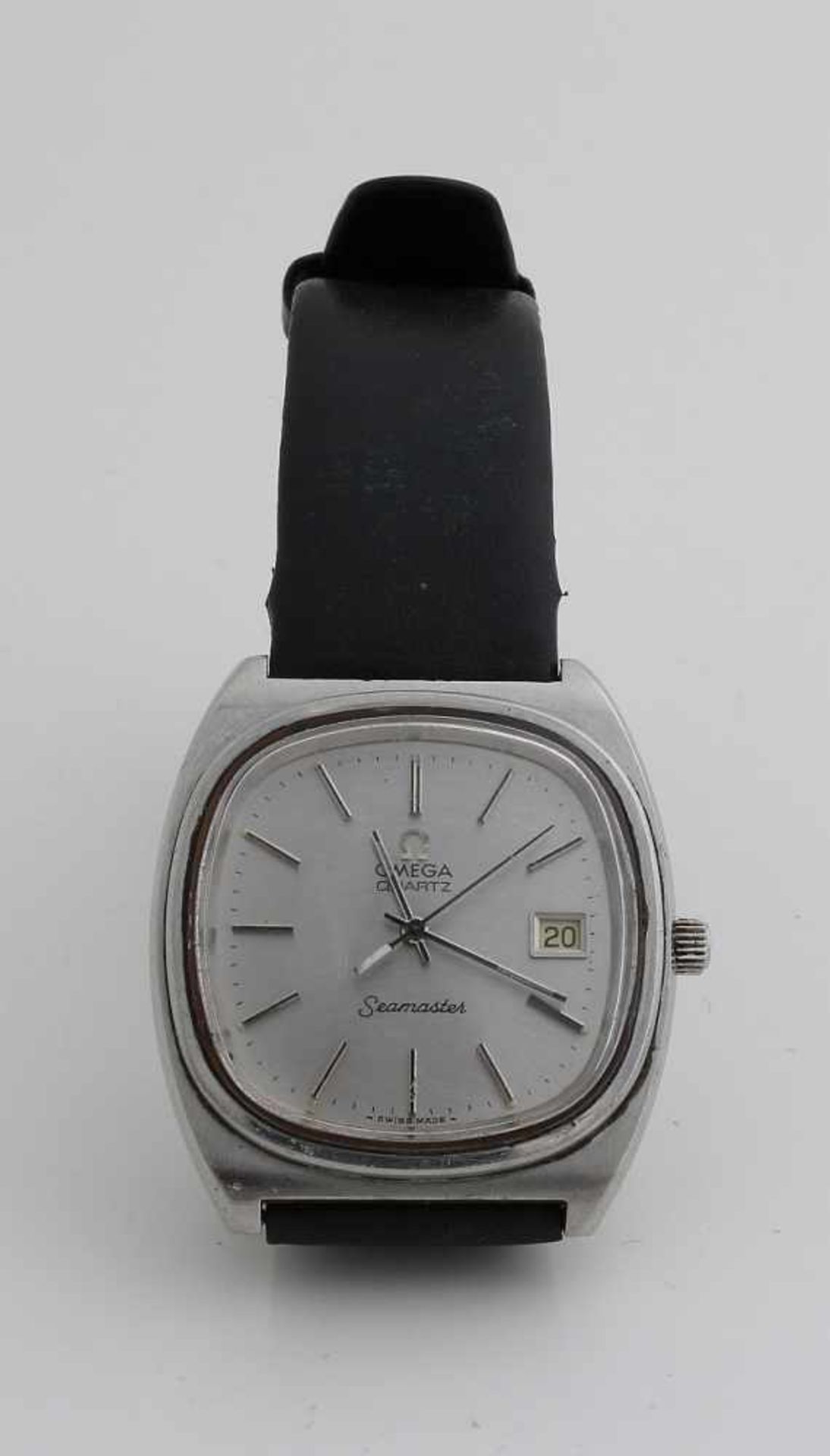 Omega Stahluhr, Seamaster, Quarz, mit schwarzem Lederarmband. Quadratisches Gehäuse mit Go-Kontur,