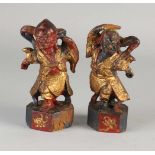 Zwei geschnitzte chinesische Holzfiguren aus dem 18. - 19. Jahrhundert mit Blattgold und Rest