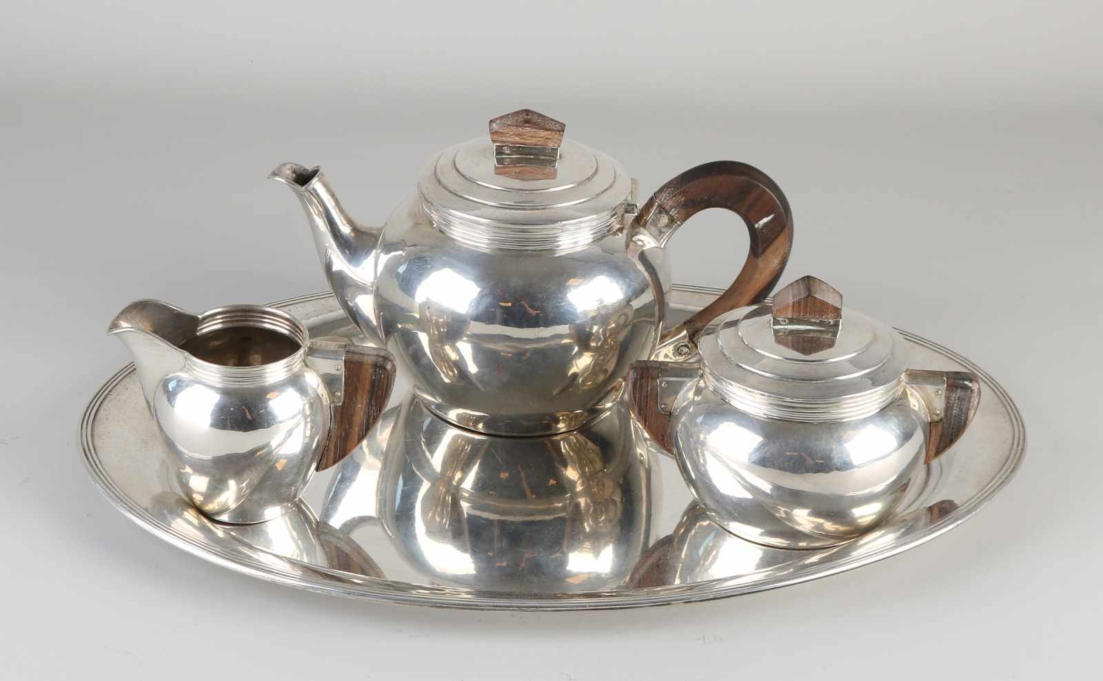 Silber Teeservice auf Tablett, 835/000, Art Deco. Teekanne, Milchkännchen und Zuckerdose mit