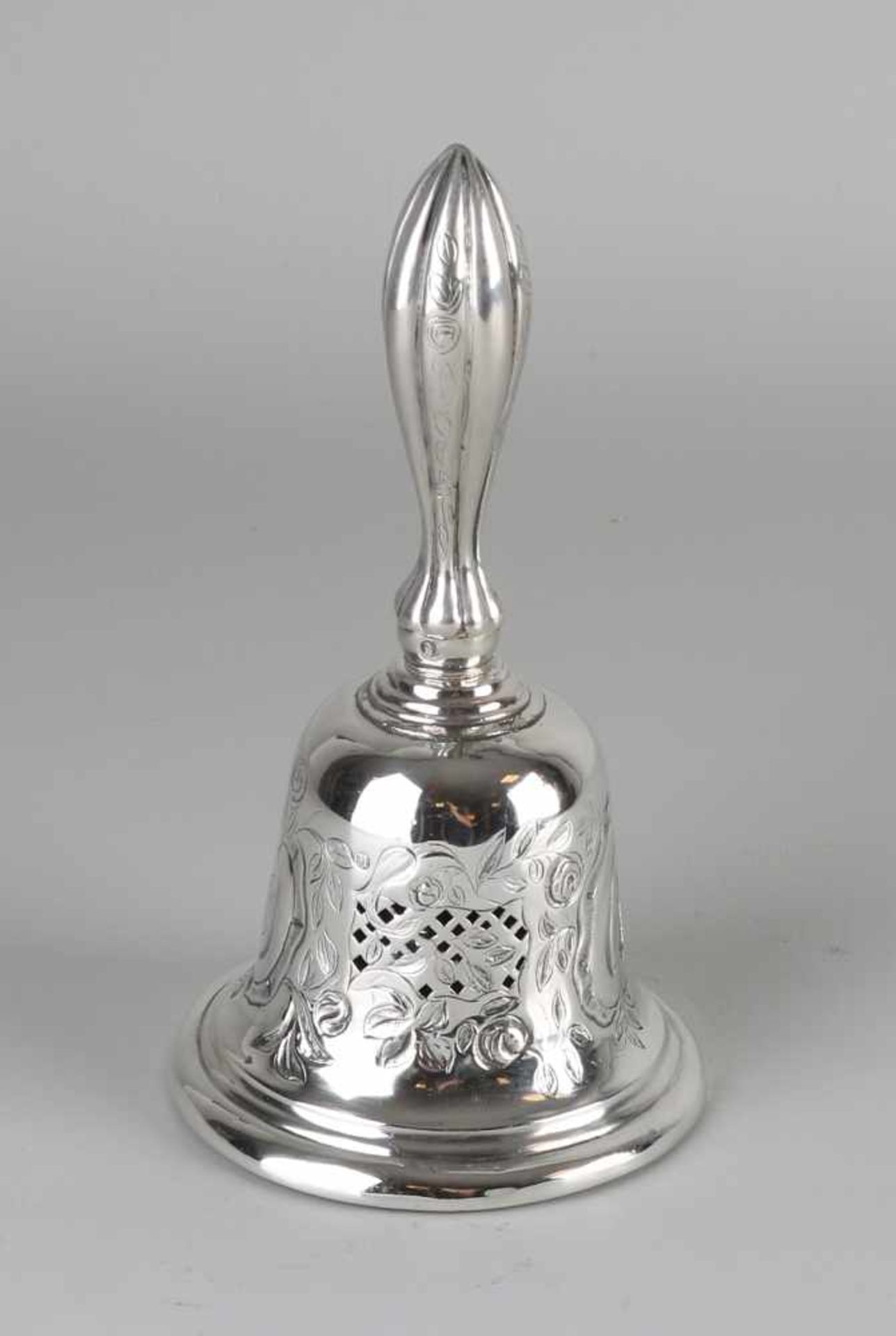 Silber Tischglocke, 833/000, mit Metallinnenglocke. Durchbrochene runde Innenglocke mit