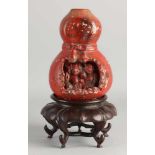 Antike chinesische Terrakotta-Knopfvase mit roter Polychromie und zwei lachenden Buddhas. 18.