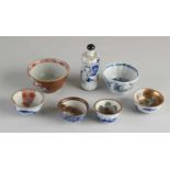 Sieben Teile antikes chinesisches / japanisches Porzellan. Bestehend aus: Schnupftabakflasche aus