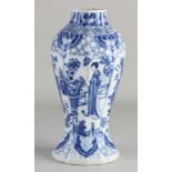 Chinesische Porzellanvase Kang Xi aus dem 17. - 18. Jahrhundert mit Geishas in Garten- /